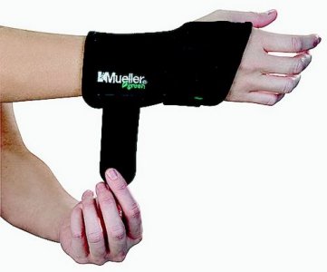 Mueller Fitted Wrist Brace, Black, Right Hand, Small/Medium
