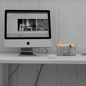 Mind Reader Metal Mesh Basket with Handle, Storage Basket Organizer, Utensil Holder, Forks, Spoons, Knives, Napkins, Perfect for Desk Supplies, Penci