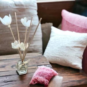 Rattan Reed Diffuser Set Jasmine Lily Aromatherapy Oil Sticks and Beautiful White Magnolia Flowers Decor Diffuser Reeds Air Freshener Home Decor Uniq