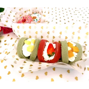 Suiwen 150pcs Gold Heart Wax Food Greaseproof Deli Paper Liners Wrapping Tissue for Plastic Food Basket 25 * 22cm (9.8 * 8.6inch)